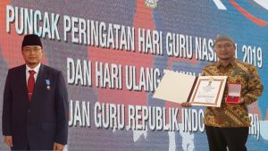 Guru SMA Dwiwarna Terima Tanda Kehormatan Satyalancana 2019 1 WhatsApp Image 2019 12 03 at 13.07.49